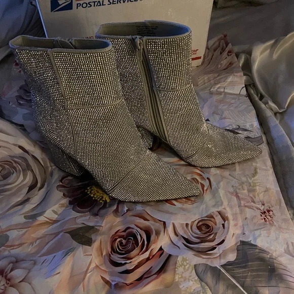 Madden Girl Silver Ankle Booties with rhinestones NWOT - Picture 8 of 10